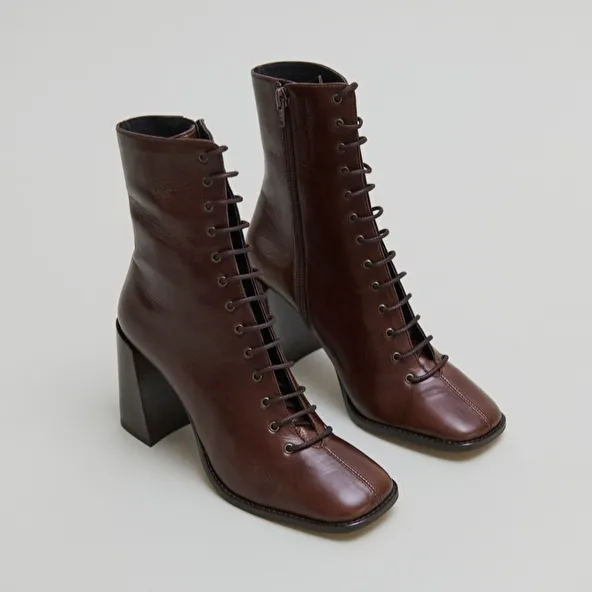 Heeled ankle boots with laces in brown distressed leather