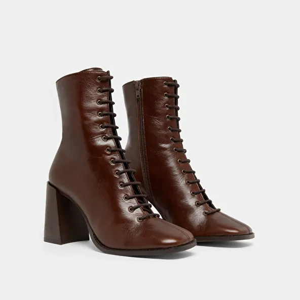 Heeled ankle boots with laces in brown distressed leather