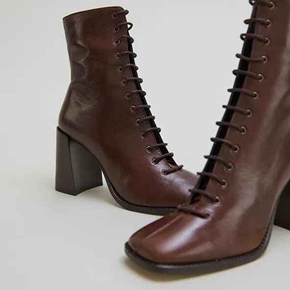 Heeled ankle boots with laces in brown distressed leather