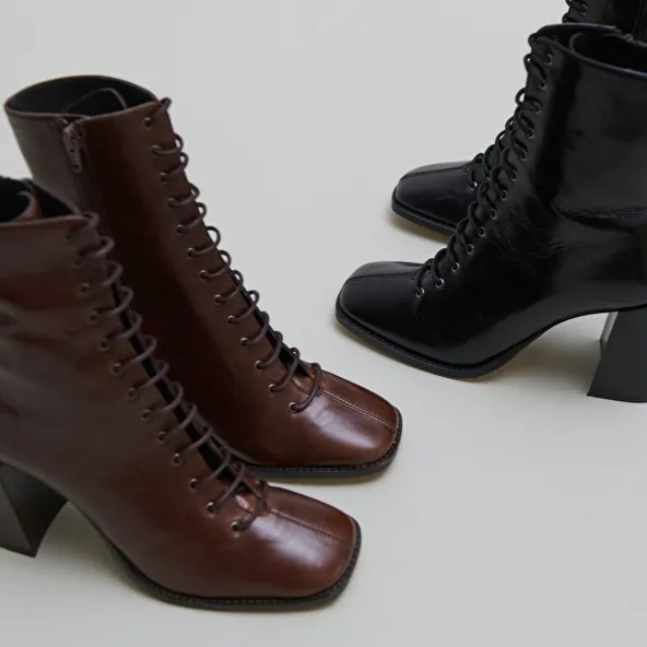 Heeled ankle boots with laces in brown distressed leather