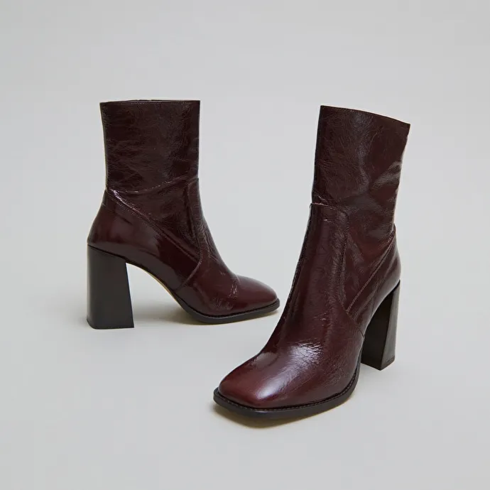 Heeled ankle boots with square toes in chocolate shiny leather