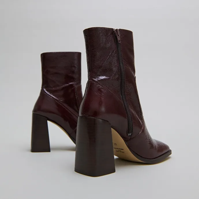 Heeled ankle boots with square toes in chocolate shiny leather