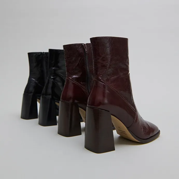 Heeled ankle boots with square toes in chocolate shiny leather