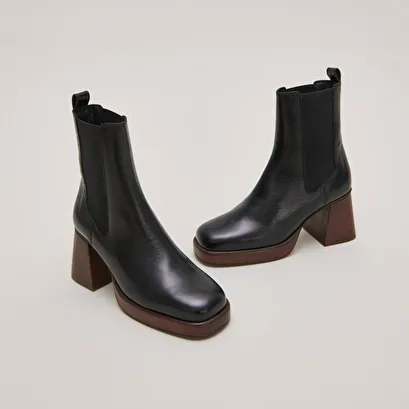 Square toe and elastic boots in black distressed leather