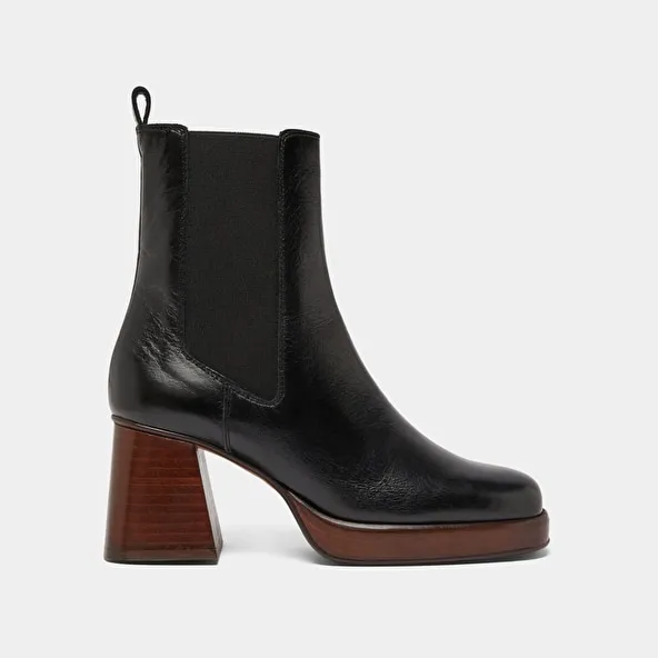 Square toe and elastic boots in black distressed leather