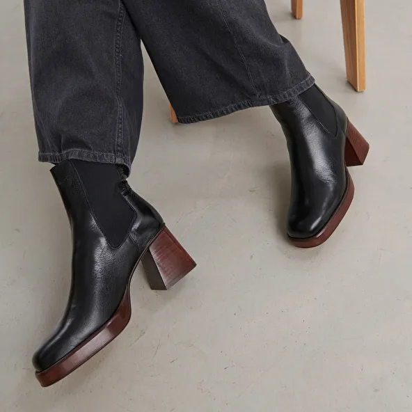 Square toe and elastic boots in black distressed leather