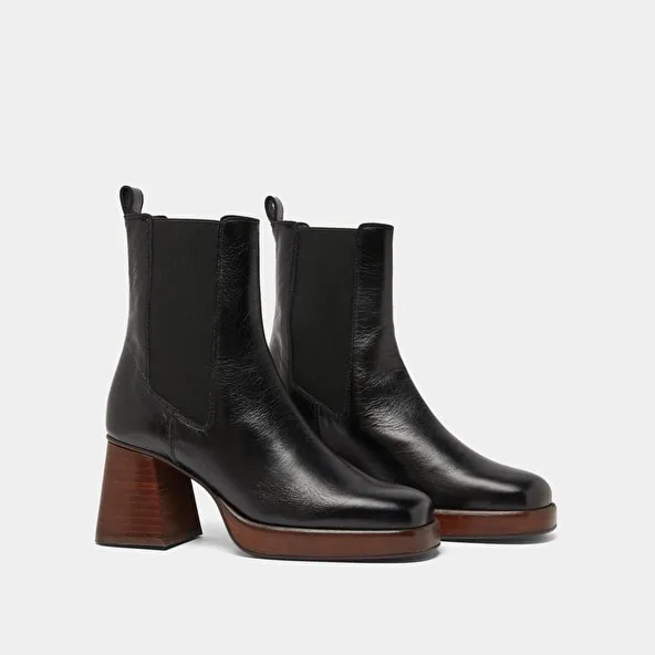 Square toe and elastic boots in black distressed leather