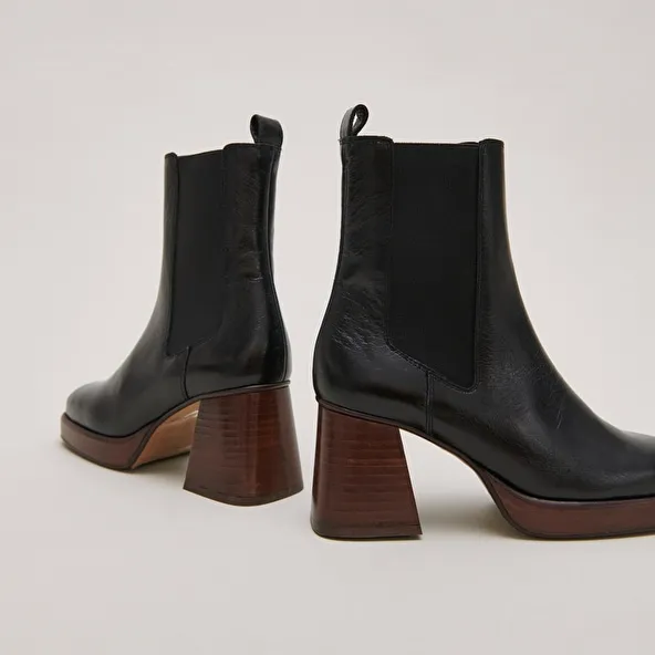 Square toe and elastic boots in black distressed leather